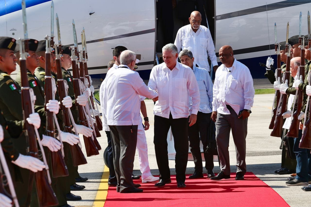 La llegada del presidente cubano a México. // Foto: Alejandro Azcuy.