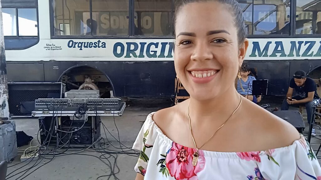 Katia Naranjo Alarcón, vocalista de la Orquesta Original de Manzanillo // Foto: Marlene Herrera