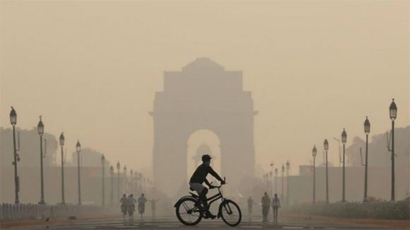 La contaminación del aire causa siete millones de muertes anualmente en todo el mundo y cuesta más de 5 000 millones de dólares en pérdidas a nivel mundial, según un informe de la OMS en 2018. En contraste, cumplir con los objetivos del Acuerdo de París podría salvar alrededor de un millón de vidas anualmente para 2050 solo teniendo en cuenta la meta de reducir la contaminación del aire.