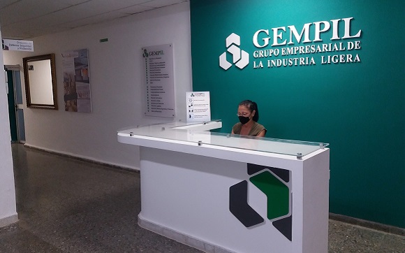 Una oficina central, 27 empresas estatales, 11 entidades mixtas (tres de ellas en la Zona Especial de Desarrollo Mariel) y una sociedad mercantil cubana integran el Grupo Empresarial de la Industria Ligera. // Foto: Gempil/ Facebook.