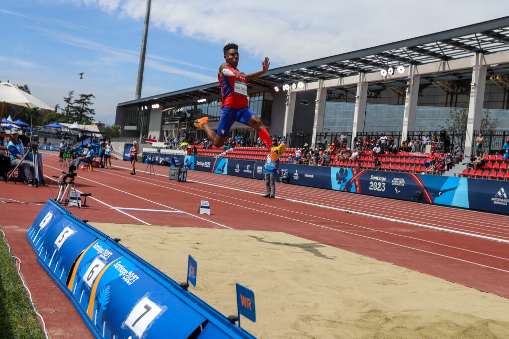 Robiel Yankiel Sol Cervantes, de Cuba, compite en la final del salto de longitud T47 del atletismo de los VII Juegos Parapanamericanos Santiago 2023, con sede en el Centro Atlético Mario Recordón, el 23 de noviembre de 2023 en Ñuñoa, Santiago, Chile. // Foto: Calixto N. Llanes/Periódico JIT (Cuba)