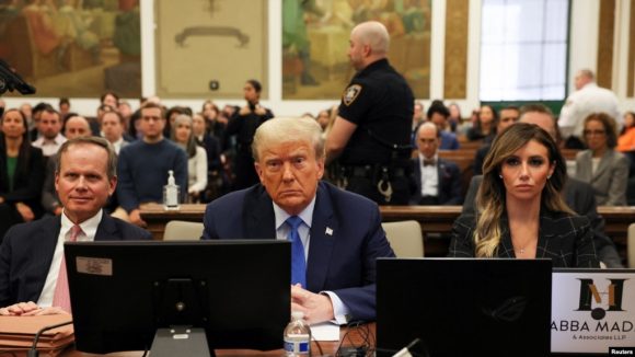 El expresidente de Estados Unidos Donald Trump durante juramento para testificar en un juicio civil por fraude en la ciudad de Nueva York. // Foto: AP