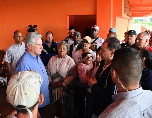 “Esta es mi casa, ahora otra vez tengo una familia”. Frank tiene la voz entrecortada y sus ojos se humedecen; a sus 63 años es un hombre curtido por la vida y lleva a cuestas una triste historia que comparte con Carlos, su hermano jimagua: vivieron los últimos 14 años en la calle como consecuencia de su adicción al alcohol.
“Lo perdimos todo por el alcohol”, dice a nuestro equipo de prensa y las manos le tiemblan por la emoción de quien se sabe a salvo de la calle y también de la terrible adicción que lo llevó a ella.
Desde hace tres meses la realidad de ambos es otra: han encontrado amor bajo el techo del hogar en que se ha convertido para ellos el Campamento Agropecuario Quisicuaba y su centro de vida asistida.
Si antes decían con dolor que radicaban en “calle Cuba, entre Pinar del Río y Guantánamo, en un hospital, una funeraria, una terminal”… allí donde “los cogiera a noche”, este jueves hablaron con orgullo sobre la familia que han encontrado en este centro de acogida del Proyecto Sociocultural Cabildo Quisicuaba, que dirige el doctor en Ciencias Enrique Alemán Gutiérrez.
Hasta este sitio, ubicado en el municipio artemiseño de San Antonio de los Baños y donde antes estaba el preuniversitario en el campo “Comuna de París”, llegó en la tarde de este jueves el primer secretario del Comité Central del Partido Comunista y presidente de la República, Miguel Díaz-Canel Bermúdez, para conocer cómo han trabajado de conjunto desde el 2020 el Proyecto Quisicuaba y varios organismos de la Administración Central del Estado, organizaciones de la sociedad civil cubana, el Partido y el Gobierno para hacer realidad esta noble obra.
Con la ternura y el agradecimiento dibujados en su rostro, Ángela habla también de cuánto ha cambiado su vida desde que una señora la encontró en la calle y le dijo que fuera a la habanera calle Maloja, donde está la sede de la Asociación Espiritista Quisicuaba, que data de 1939.
“Aquí tengo una familia”, asegura Ángela, y no puede evitar las lágrimas, que hoy son de felicidad, por “las tantas personas y cosas buenas que aquí ha encontrado”.
Son ya unas 40 personas las que han comenzado a habitar las instalaciones, en las cuales se crearán poco a poco condiciones para acoger a unos 800 habitantes de la calle.
“Este es un espacio de sanación, no acogemos a nadie para que venga a trabajar, sino para ser atendido”, asegura Enrique Alemán al Presidente Díaz-Canel mientras recorren áreas de los dormitorios, baños, comedor y enfermería.
Son dos las líneas estratégicas que desarrollo el proyecto social, el más joven que han emprendido desde Quisicuaba. La primera de ellas —explica el joven Luis Enrique Alemán García, responsable del área de bienestar en Quisicuaba— tiene una razón social, que es la de brindar un nuevo horizonte a los habitantes de la calle; la segunda está encaminada a lograr el autoabastecimiento del propio campamento y del comedor social que funciona en la calle Maloja, entre Ángeles y Águila, en el consejo popular de Centro Habana.
Antes de llegar a este lugar, a los habitantes de la calle se les realiza un chequeo médico integral para determinar sus padecimientos y la mejor manera de tratarlos. Y aunque ninguno de ellos viene aquí bajo la condición de trabajar, el agradecimiento de quienes sí están aptos de hacerlo no les permite estar tranquilos y buscan retribuir las atenciones limpiando los pasillos, fregando, o haciendo alguna actividad que pueda ser útil a la familia que allí han ido creando.
Aledañas al campamento existen unas 60 hectáreas de tierra que poco a poco se van poniendo en producción para el autoconsumo y con inteligencia y creatividad se aprovecha cada detalle. El marabú que desbrozamos en las diferentes áreas, por ejemplo —comenta Yadelki Hernández Morales, la directora del lugar— lo “vamos convirtiendo en carbón que usamos luego para cocinar”.
Asegura Yadelki que en la tierra ya limpia han sembrado plátano, boniato, calabaza, frijoles, quimbombó, y además se potencia el desarrollo de un módulo pecuario, así como la cría de gallinas, palomas y otras aves. “Lo que aquí hacemos tiene también la fortaleza de generar empleo para el propio municipio de San Antonio”, añade.
“Cómo se sienten aquí”, preguntó el Jefe de Estado cubano antes de despedirse, y el “muy bien” rotundo de quienes lo rodean y tienen en sus rostros dibujada la esperanza es la confirmación de cuánta gratitud llevan consigo.
Esa misma gratitud de la cual nos habló Carlos, uno de los jimaguas, quien constantemente pregunta a su hermano: “¿Cómo vamos a pagar todo esto, Frank?”, y no encuentra más respuesta que esa: “gratitud, porque no hay dinero en el mundo que pague esto”.
El presidente de la República, Miguel Díaz-Canel Bermúdez, recorrió en la tarde de este jueves áreas del Campamento agropecuario Quisicuaba y su centro de vida asistida, ubicado en el artemiseño municipio de San Antonio de los Baños. Foto: Estudios Revolución
El presidente de la República, Miguel Díaz-Canel Bermúdez, recorrió en la tarde de este jueves áreas del Campamento agropecuario Quisicuaba y su centro de vida asistida, ubicado en el artemiseño municipio de San Antonio de los Baños. Foto: Estudios Revolución
El presidente de la República, Miguel Díaz-Canel Bermúdez, recorrió en la tarde de este jueves áreas del Campamento agropecuario Quisicuaba y su centro de vida asistida, ubicado en el artemiseño municipio de San Antonio de los Baños. Foto: Estudios Revolución
El presidente de la República, Miguel Díaz-Canel Bermúdez, recorrió en la tarde de este jueves áreas del Campamento agropecuario Quisicuaba y su centro de vida asistida, ubicado en el artemiseño municipio de San Antonio de los Baños. Foto: Estudios Revolución
El presidente de la República, Miguel Díaz-Canel Bermúdez, recorrió en la tarde de este jueves áreas del Campamento agropecuario Quisicuaba y su centro de vida asistida, ubicado en el artemiseño municipio de San Antonio de los Baños. // Foto: Estudios Revolución
