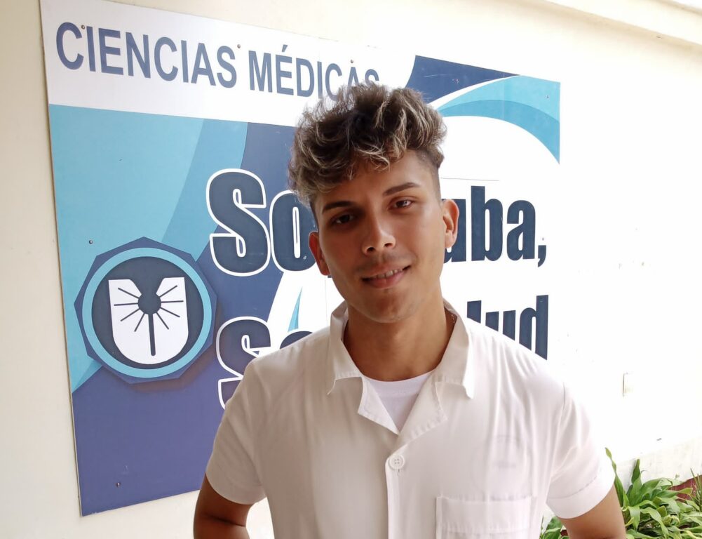 Eric Alfredo Corcoles Rosabal, cursa el quinto año de la carrera de Medicina en la Universidad de Ciencias Médicas de Granma // Foto: Cortesía del entrevistado