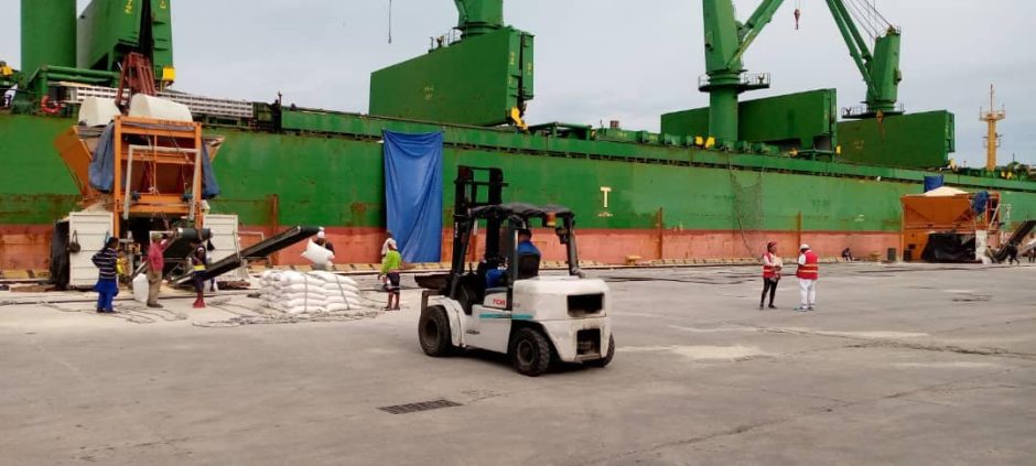 Descarga del arroz en el puerto. // Foto: Mincin.