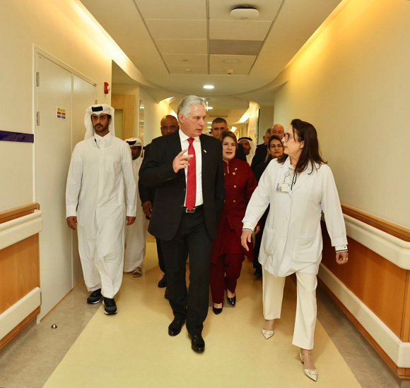 Este domingo en la tarde (hora local), el primer secretario del Comité Central del Partido Comunista y presidente de la República de Cuba, Miguel Díaz-Canel Bermúdez, visitó el “Hospital de los cubanos” -enclavado en Dukhan. // Foto: Estudios Revolución.