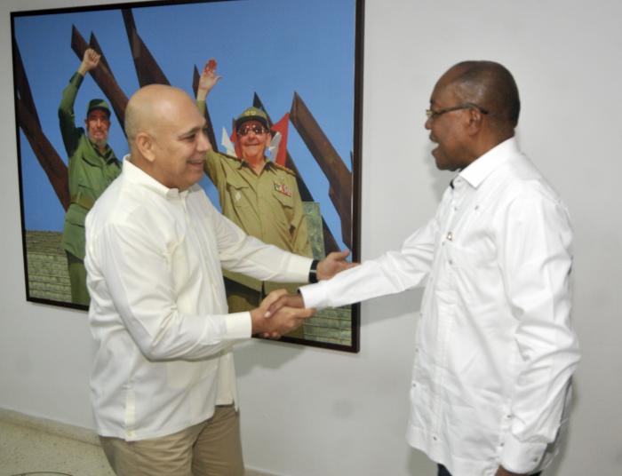 El encuentro permitió firmar un acuerdo de intercambio y cooperación entre el MPLA y el PCC. // Foto: Ismael Batista Ramírez