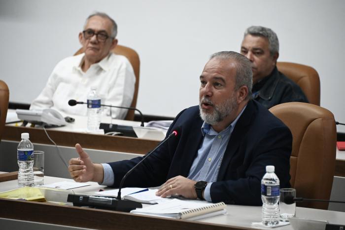 El Gobierno, dijo el Primer Ministro, está trabajando en un escenario de economía de guerra, por el bloqueo y la crisis internacional, pero, a pesar de los argumentos objetivos, «persisten problemas subjetivos e insuficiencias propias». // Foto: Estudios Revolución