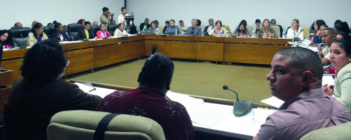  Los diputados analizaron la vinculación de los jóvenes a espacios formales de empleo y el aumento de las cifras de estudiantes en curso regular diurno, que combinan estudio-trabajo. // Foto: Juvenal Balán 