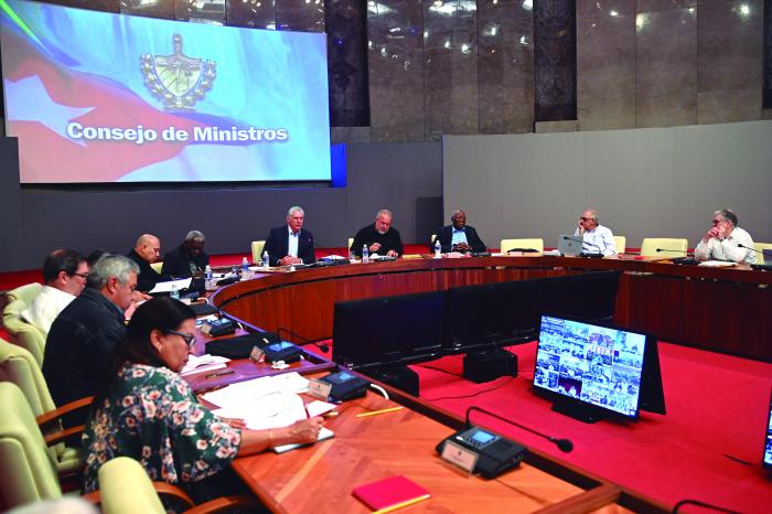 En los núcleos del Partido, en los colectivos laborales y en las comunidades deben debatirse las proyecciones del Gobierno para corregir distorsiones y reimpulsar la economía en 2024. // Foto: Estudios Revolución
