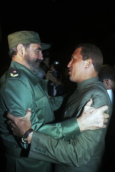 «Me asomo y veo al Caballo allá parado… les confieso que ahí me entró un frío… cuando veo a Fidel parado en la puerta, al pie de la escalerilla. Yo cargaba un maletincito, lo puse en el suelo, para darle el abrazo». // Foto: Presidencia Cuba