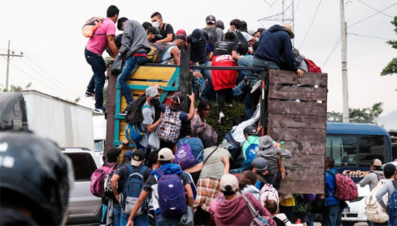 Migrantes de una caravana en Centroamérica rumbo a Estados Unidos. // Foto: Reuters.