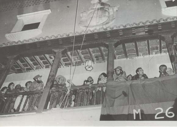 Fidel Castro en el balcón del Ayuntamiento en Santiago de Cuba, primero de enero de 1959.// Foto: Sitio Fidel Soldado de las Ideas.