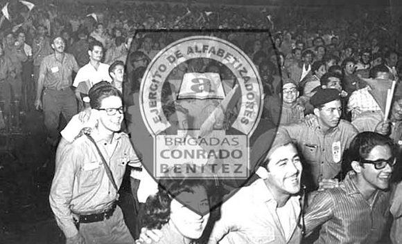 Jóvenes cubanos de las brigadas de alfabetización «Conrado Benítez». // Foto: Archivo / Cubadebate