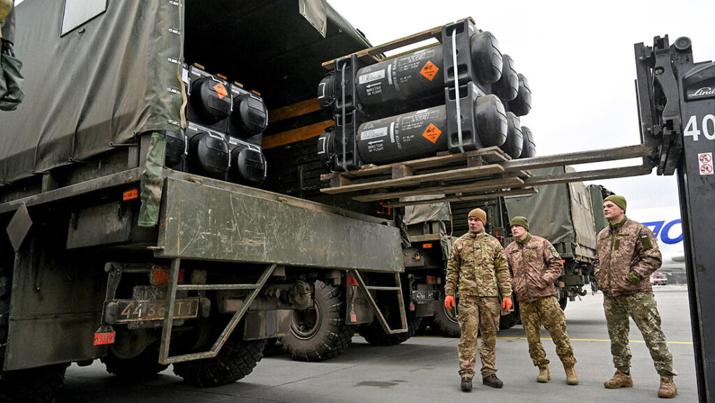 Militares ucranianos cargan un camión con misiles antitanque portátiles estadounidenses FGM-148 Javelin, suministrados por EE.UU. a Ucrania. // Foto: Sergei Supinsky / AFP 