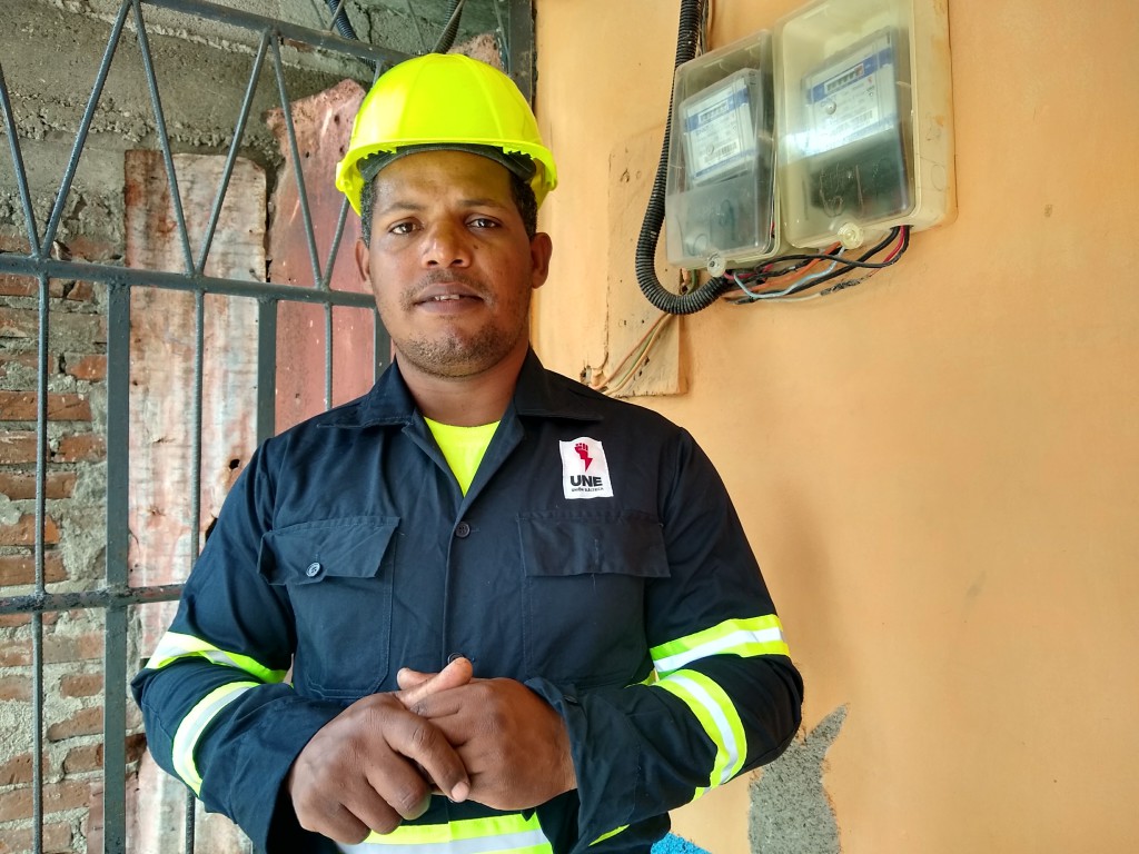 Pedro Pablo Cardona Chávez es uno de los jóvenes linieros de la UEB Eléctrica de Manzanillo, con 14 años de servicios // Foto: Denia Fleitas Rosales