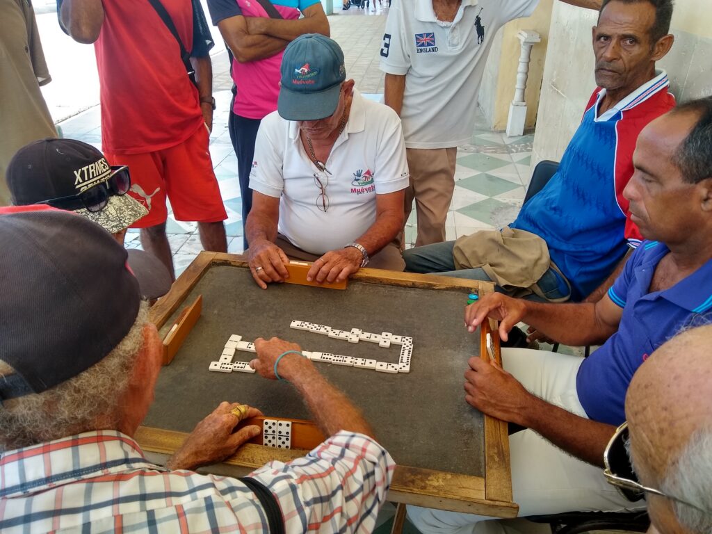Un partido de dominó es un clásico tradicional del deleite en los barrios // Foto: Denia Fleitas Rosales