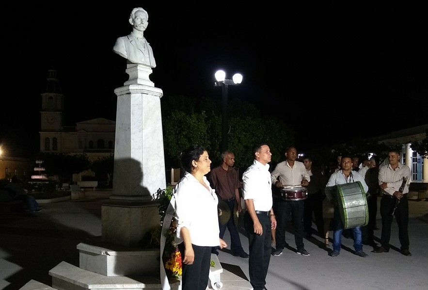 Autoridades de Manzanillo depositaron en el busto del parque central una ofrenda floral como tributo del pueblo manzanillero al Apóstol // Foto: Denia Fleitas Rosales