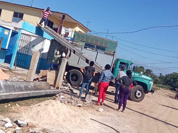 En Los Arabos se trabaja sin cesar para devolver a la normalidad las viviendas dañadas. // Foto: Gobierno Provincial del Poder Popular en Matanzas/X