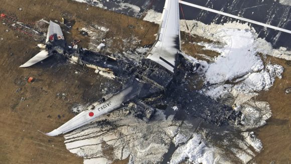 La colisión derivó en un incendio en el que murieron 5 personas y otras 17 resultaron heridas. Foto: AP