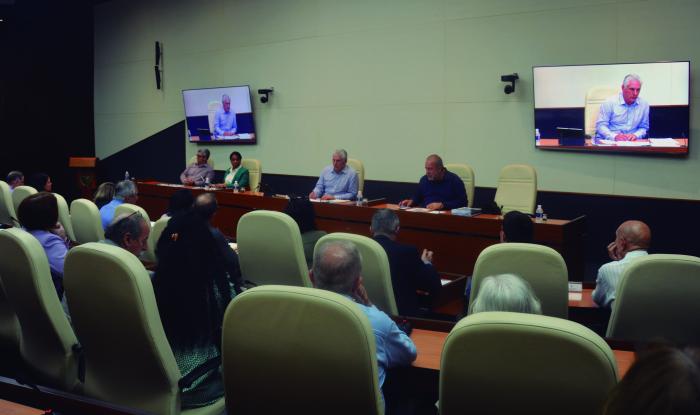  En la reunión se explicó el desarrollo de los ensayos clínicos sobre el uso de Jusvinza en el tratamiento de la neumonía severa comunitaria y del síndrome de distrés respiratorio agudo // Foto: Estudios Revolución 