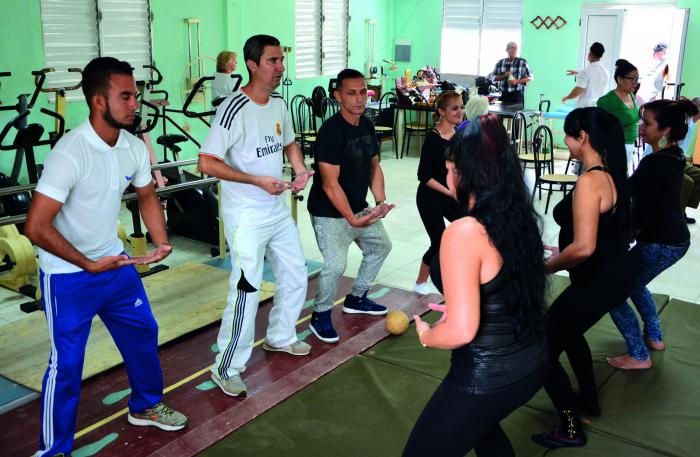  Junto al NeuroEPO y otras experiencias, la rehabilitación integral de los pacientes cubanos con Ataxia ha permitido una mejoría significativa en los síntomas motores cerebelosos, en velocidad de la marcha, la postura y la coordinación. // Foto: Germán Veloz Placencia 