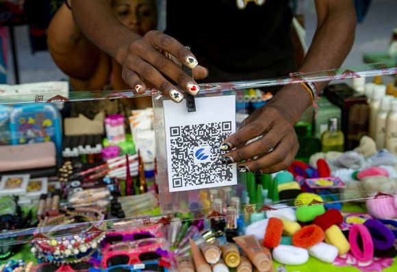 Feria comercial en la calle Galeano, donde se fomentó el uso de canales electrónicos, como las pasarelas de pago Transfermóvil y EnZona, para el pago de bienes y servicios. // Foto: Ismael Francisco/ Cubadebate.