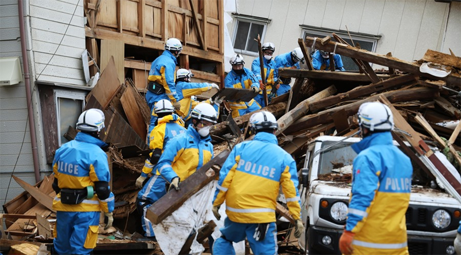 Los equipos de rescate buscan supervivientes en Wajima, en la prefectura de Ishikawa, Japón, luego del sismo del lunes 1 de enero de 2024. // Foto: EFE.