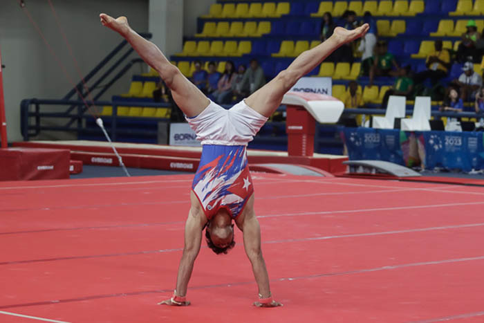 Diorges Escobar compite manos libres en la final del all around masculino de la gimnasia artística con sede en el Complejo Deportivo Merliot, durante los XXIV Juegos Centroamericanos y del Caribe San Salvador, el 26 de Junio de 2023 en San Salvador, El Salvador. // Foto: Calixto N. Llanes/Periódico JIT (Cuba)