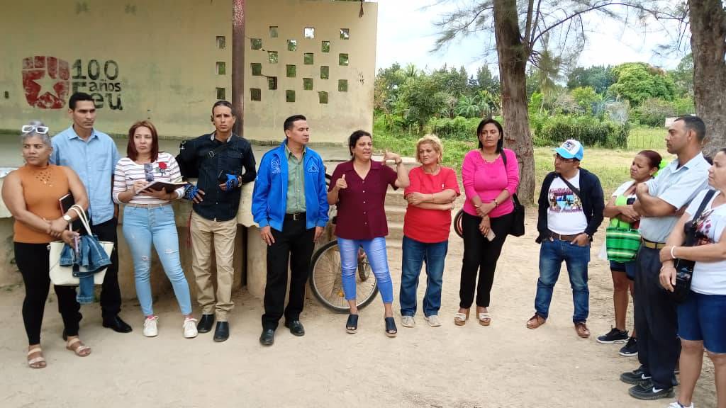 El primer secretario del Partido en el municipio, junto a dirigentes gubernamentales encabezados por la presidenta intercambian con pobladores del Consejo Popular Vuelta del caño // Foto: Gobierno municipal