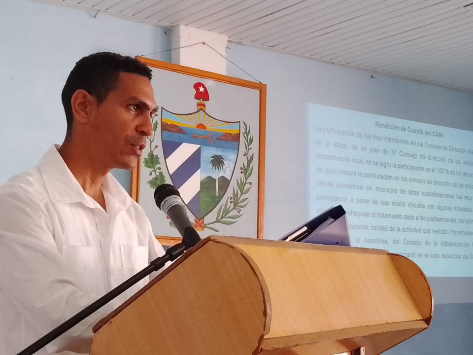 Osvaldo Incencio Piñeiro, intendente de Manzanillo, detalló las partidas presupuestarias //Foto: Roberto Mesa Mato