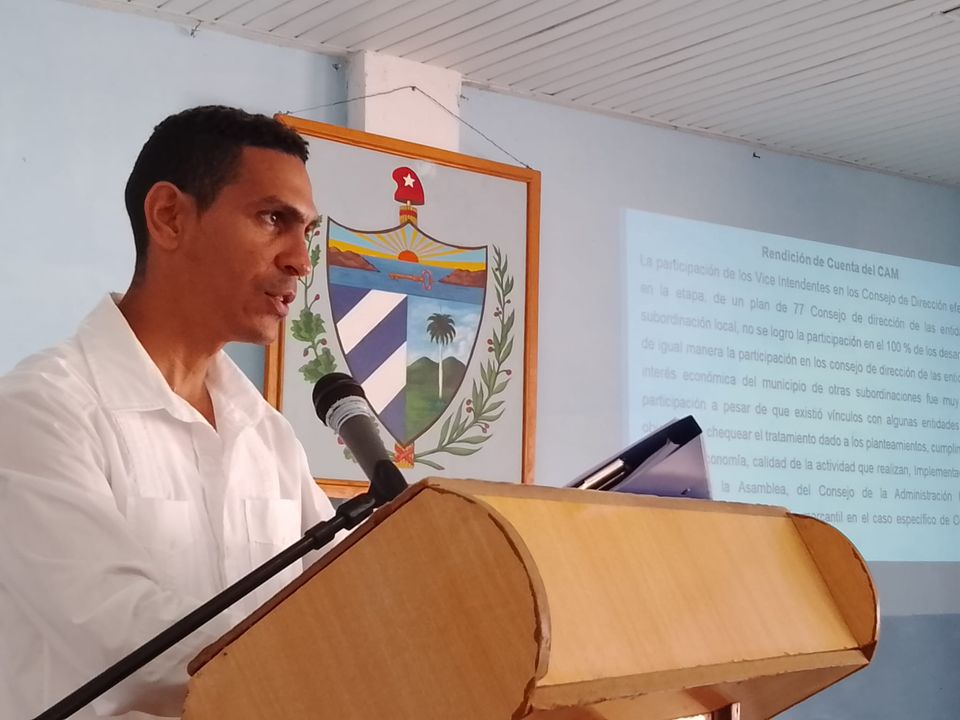 Osvaldo Incencio Piñeiro, intendente de Manzanillo, detalló las partidas presupuestarias //Foto: Roberto Mesa Mato 