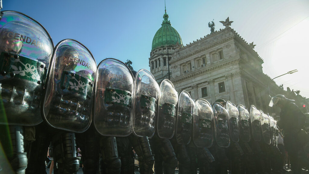 Cordón policial en el Congreso en Buenos Aires durante el debate de la ‘ley ómnibus’. 31 de enero de 2024.Victor R. Caivano / AP