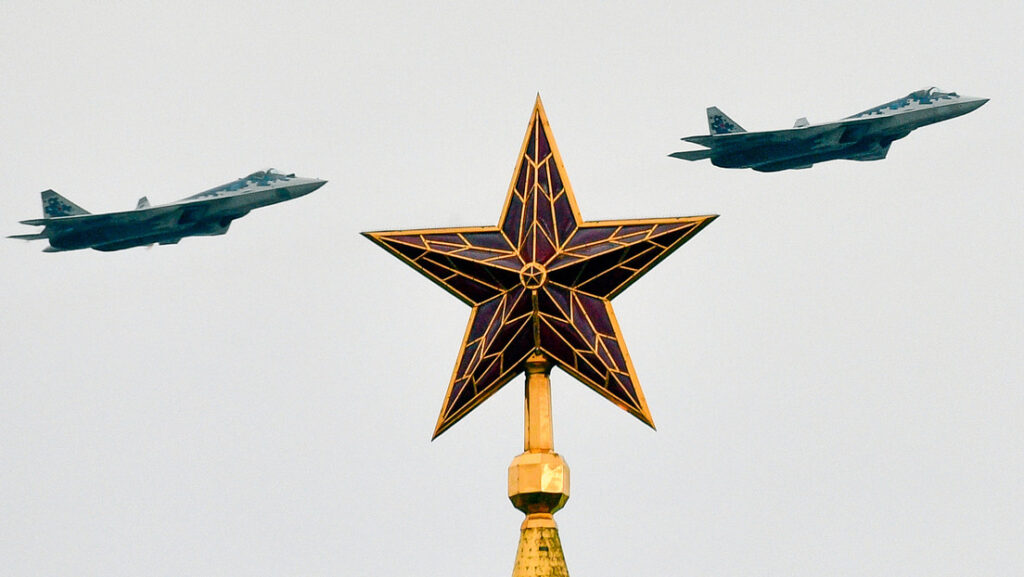 Cazas rusos de quinta generación Su-57 sobrevuelan Moscú durante un desfile del Día de la Victoria.Evgeny Biyatov / Sputnik