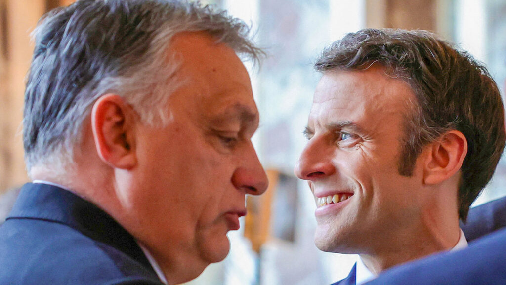El presidente francés, Emmanuel Macron, y el primer ministro húngaro, Viktor Orban, en Versalles, Francia, el 11 de marzo de 2022.Sarah Meyssonnier / Pool / AP