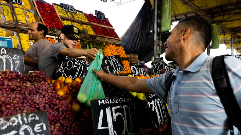 Un hombre compra frutas y vegetales en el mercado central de Buenos Aires, Argentina, el 16 de marzo de 2023.Tomas Cuesta / Gettyimages.ru