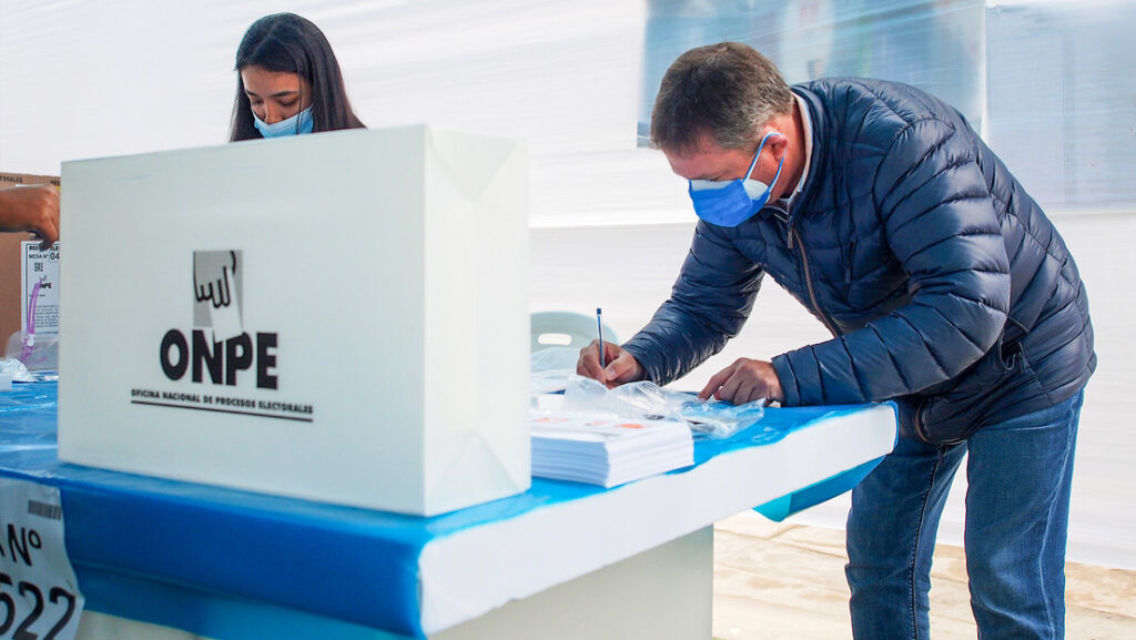 Un hombre inserta su voto en la segunda vuelta electoral en Lima, Perú, el 6 de junio de 2021.Carlos Garcia Granthon / Fotoholica Press / LightRocket / Gettyimages.ru