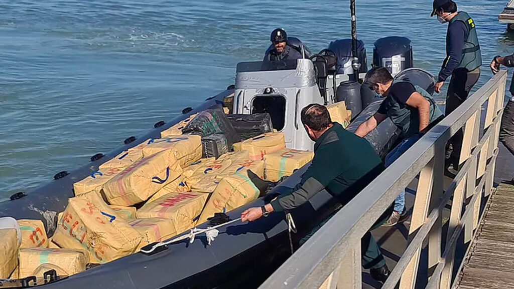 Agentes de la Guardia Civil con una narcolancha cargada de fardos de hachís intervenida en la operación Baree, el último gran golpe al narco en Cádiz.Guardia Civil