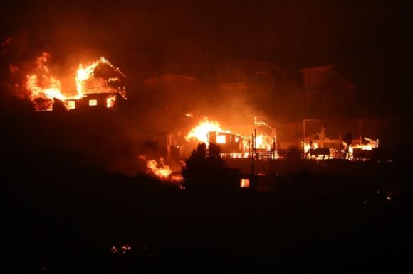 Casas ardiendo en la noche en Valparaíso, Chile el 2 de febrero de 2024. Foto: Getty Images