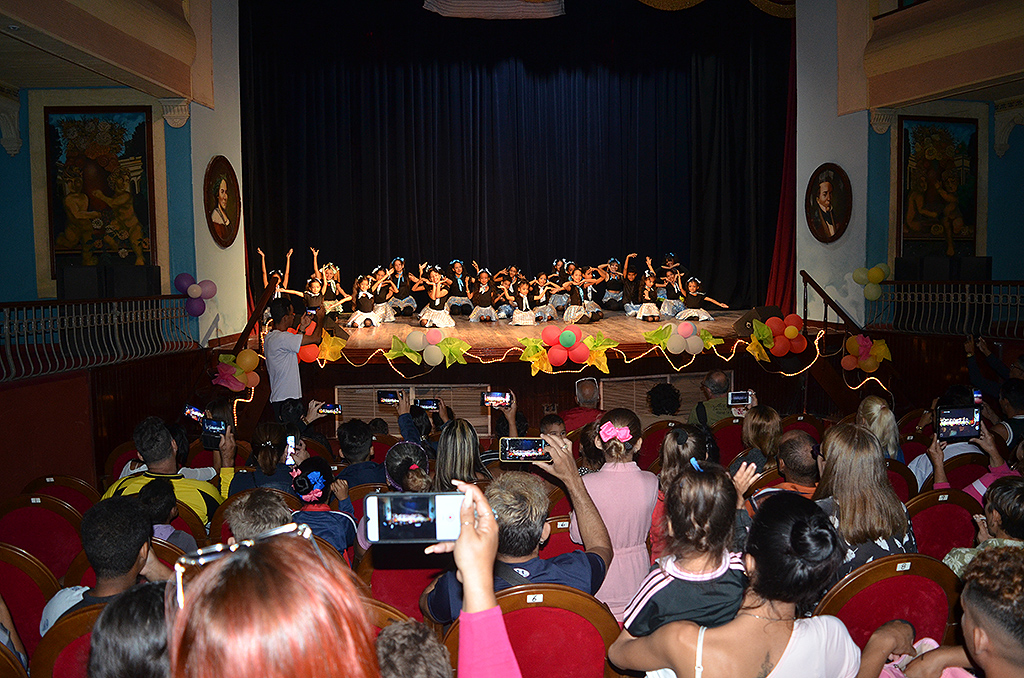 El Teatro Manzanillo recibió a los niños de Corales del Golfo // Foto: Marlene Herrera