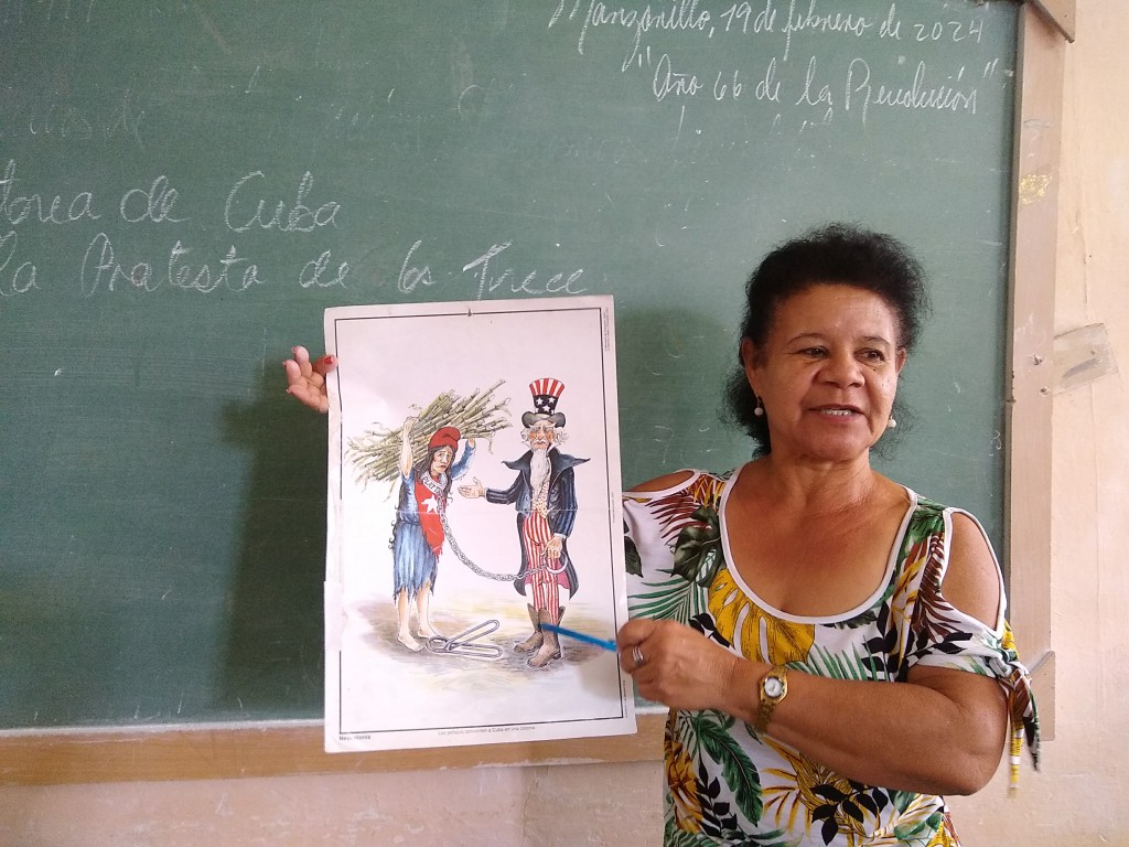 Con 44 años de entrega a la hermosa tarea de educar, Irene Catalina Leyva Rodríguez lleva la pasión de educar en las entrañas // Foto: Denia Fleitas Rosales