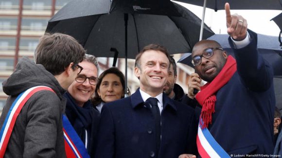 El presidente francés, Emmanuel Macron, recorre la Villa Olímpica junto a los alcaldes de Saint-Denis. // Foto: DW – US LATM