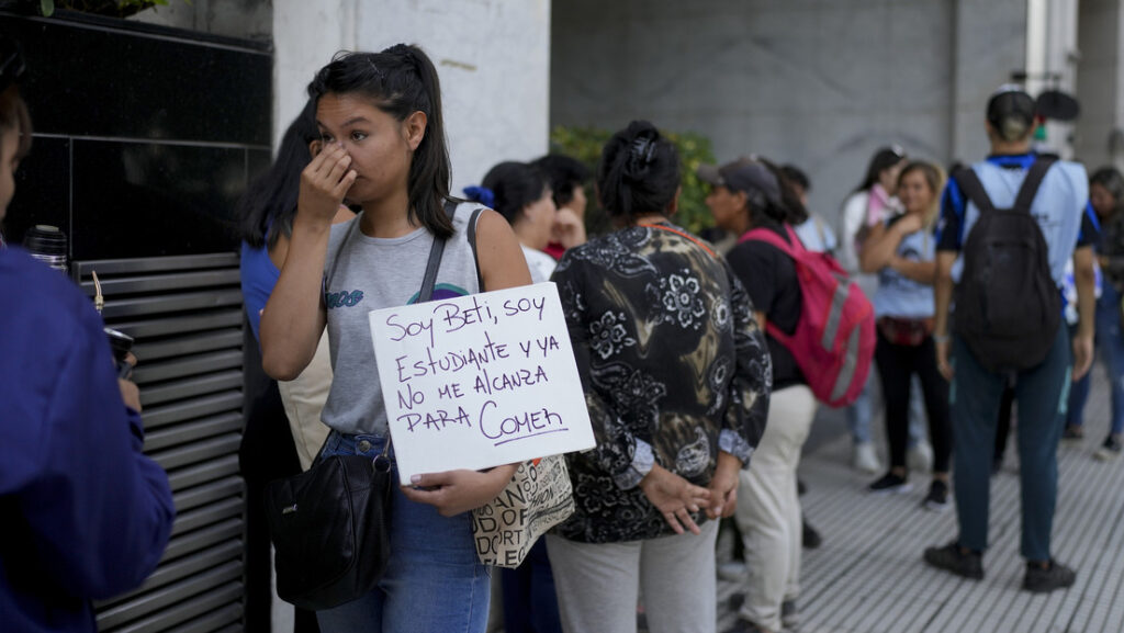 Manifestantes protestan en el Ministerio de Capital Humano de Argentina, 5 de febrero de 2024.Natacha Pisarenko / AP 