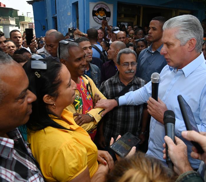 A la salida del pleno, Díaz-Canel intercambió con la población santiaguera. Foto: Estudios Revolución