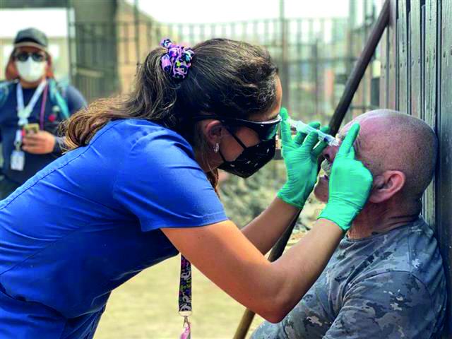 Médicos egresados de la ELAM asisten en Chile a los damnificados por los incendios forestales. Foto: PL
