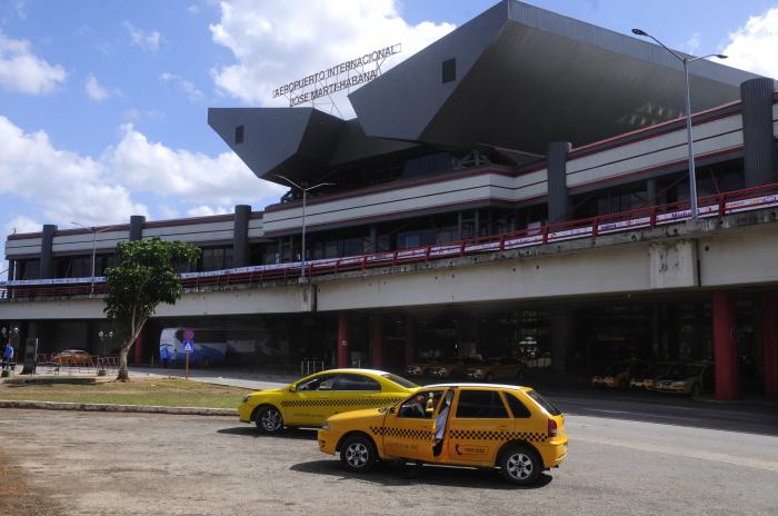  En el área de llegada de la Terminal 3, del aeropuerto internacional José Martí, de La Habana, se modificó el flujo de pasajeros, lo que permitió aumentar en un 70 % los que utilizan el canal verde. Foto: Endrys Correa Vaillant 