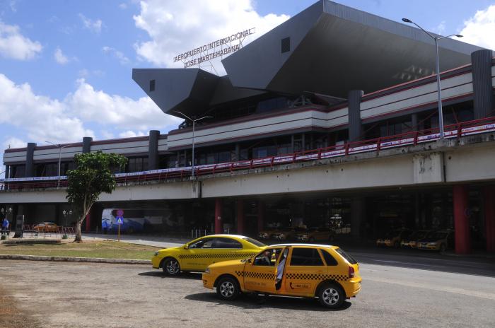 En el área de llegada de la Terminal 3, del aeropuerto internacional José Martí, de La Habana, se modificó el flujo de pasajeros, lo que permitió aumentar en un 70 % los que utilizan el canal verde. Foto: Endrys Correa Vaillant
