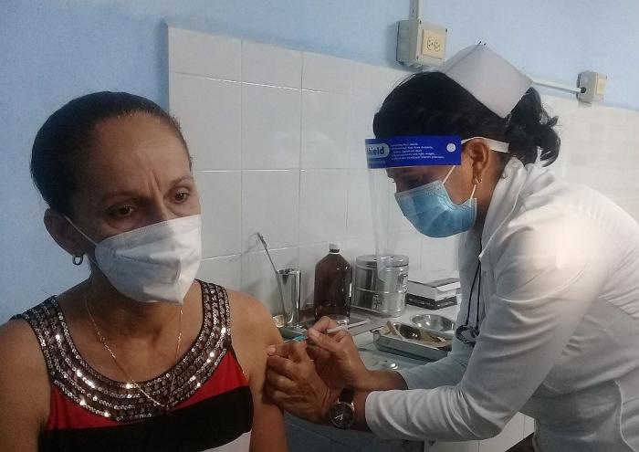  En el actual año, las vacunas cubanas contra la COVID-19 se incluyeron en el esquema de vacunación del país. // Foto: Mailenys Oliva Ferrales 