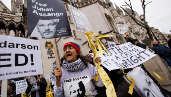 Activistas protestan frente a los Tribunales de Londres y piden evitar la extradición de Julian Assange. // Foto: EFE.
