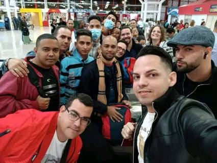 Unido como una gran familia partió hacia Rusia este martes el primer grupo de la delegación cubana que participará en el Festival Mundial de la Juventud. // Foto: Facebook de la Primera Secretaria de la UJC